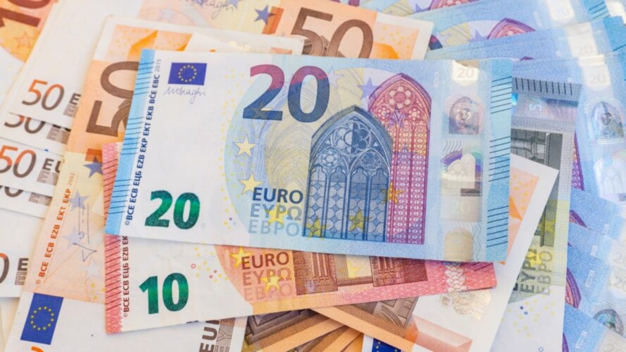 Thellohet tatëpjeta e euros/ Ekspertët: Turizmi dhe afrimi i zgjedhjeve parlamentare po dobësojnë monedhën 2 euro kursi e1682683040140 sd