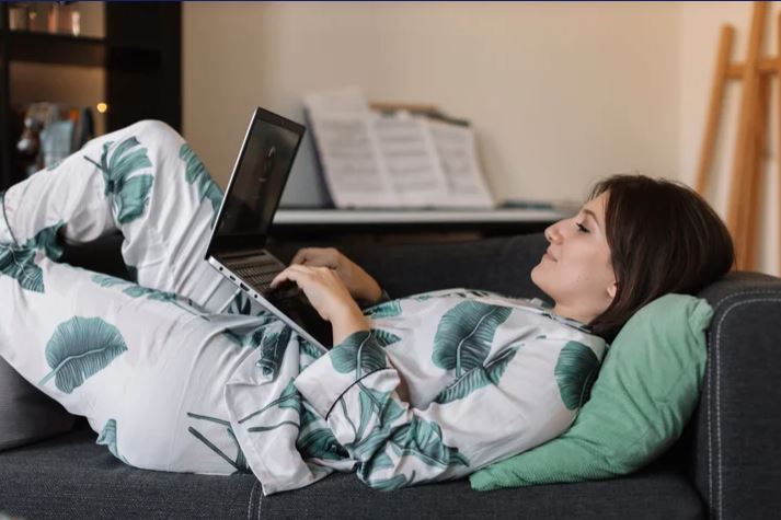 A ka rreziqe për shëndetin përdorimi i laptopit mbi bark?