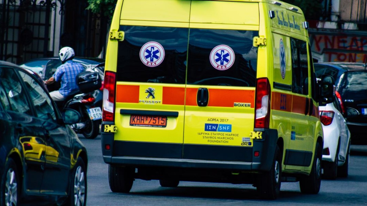 E RËNDË në Greqi! Shqiptari gjednet i qëlluar me thikë në vendin e punës, dyshohet se... 13 oPfMaShF ambulanca greqi sd