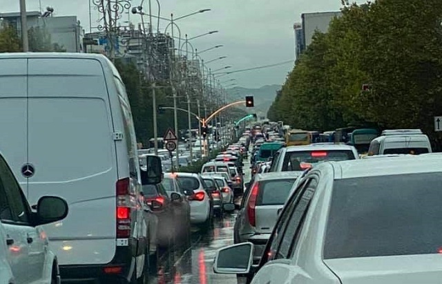 Shqiptarët po shpenzojnë më shumë se një orë çdo ditë të ngecur në trafik 15 trafik 1