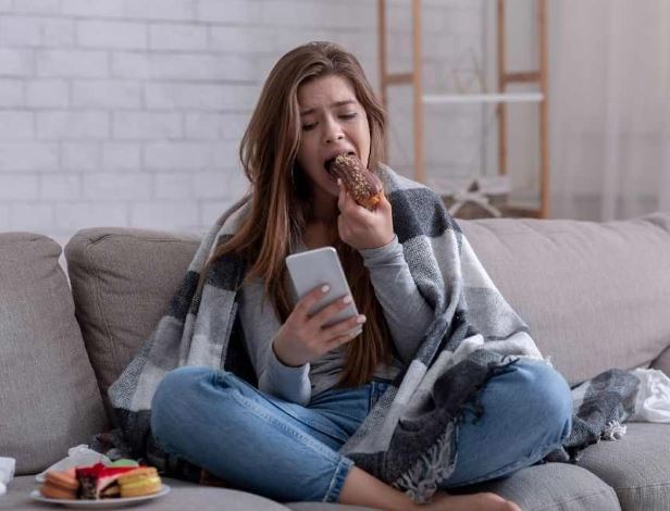 Të ushqyerit emocional: Pse ndodh dhe si ta ndaloni atë
