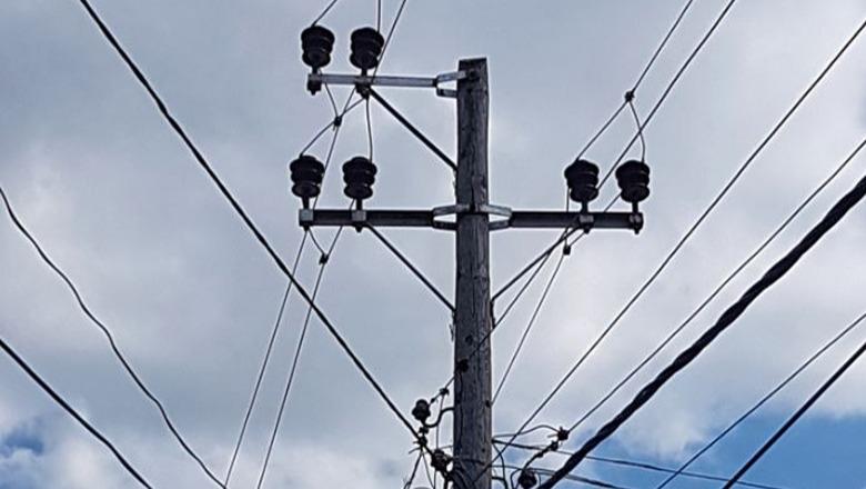 Kuçovë-Berat / U rrëzua nga shtylla elektrike teksa po punonte, elektriçisti dërgohet në spital (EMRI) 6 1743517222 shtyllelektrike