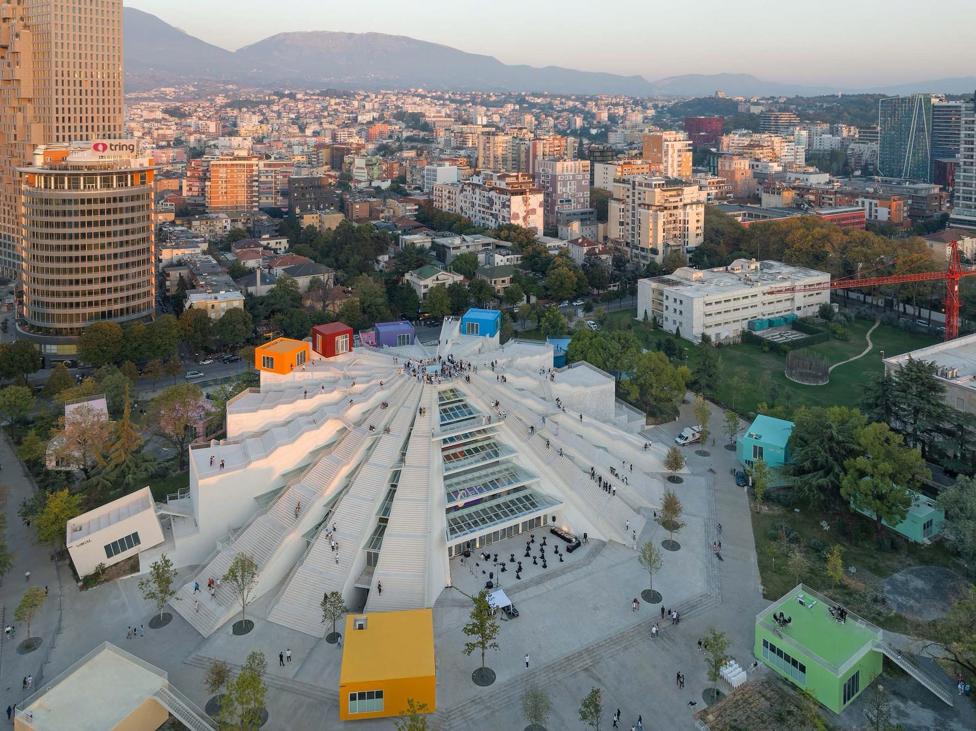Piramida: ç’thotë Erion Veliaj, por ç’thotë dhe kritika ndaj shndërrimit të saj rilindas