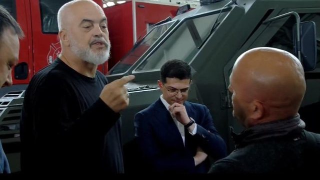 Rama debate me qytetarin që tha se dha lekë për legalizimin: Gënjeve për politikë, nëse je burrë hajde me mua e denoncojmë