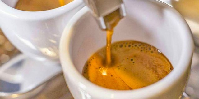 Sa e rrezikshme është për shëndetin të pini kafe me stomakun bosh?