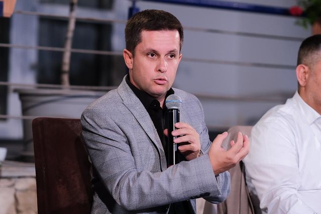 “Automjeti i shtabit elektoral, i drejtuar nga z. Alihmehmeti, është përfshirë sot në një aksident rrugor.
