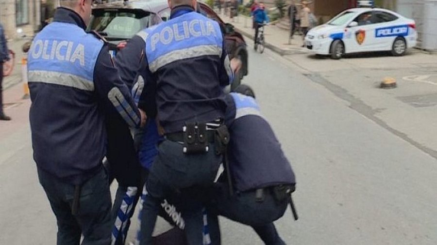 900 0 1743952066x800 0 polici arrestim 770x374 1 830