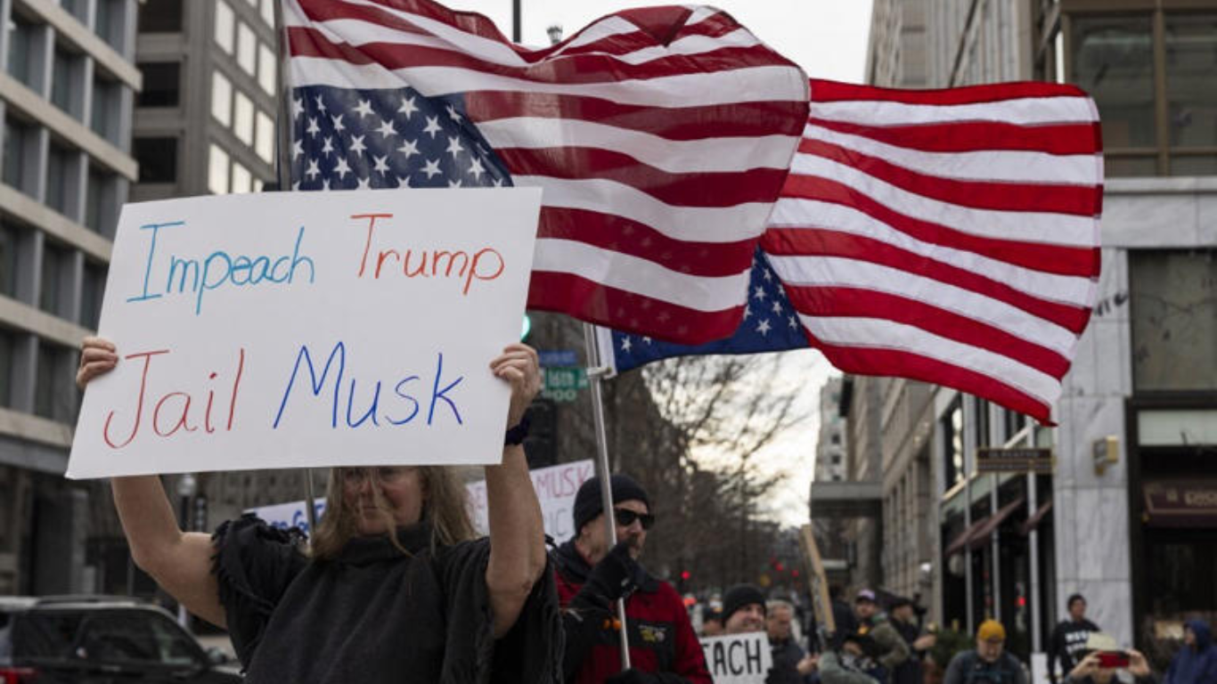 “Hiq duart” Amerikanët dalin në rrugë kundër politikave të Trump 9 Cream and Brown Photographic Beauty Site Launch Website 3