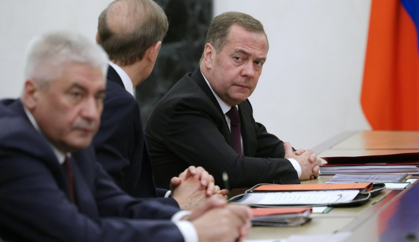 VIDEO/Medvedev e ngrin Trumpin: «Luftë?» Do të marrë fund kur të përmbysim regjimin e Kievit." Paralajmërim për NATO-n: "Suedia dhe Finlanda, shënjestra e radhës" 17 Cream and Brown Photographic Beauty Site Launch Website 31