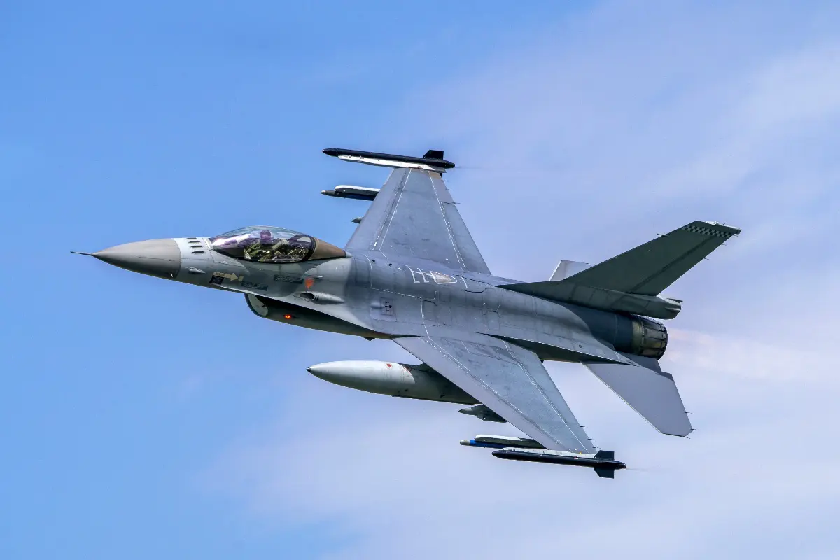"Bota në prag të Luftës së Tretë Botërore": paralajmërimi nga zëvendëspresidenti i Këshillit të Sigurimit Rus 2 SH aereo da combattimento militare.jpg