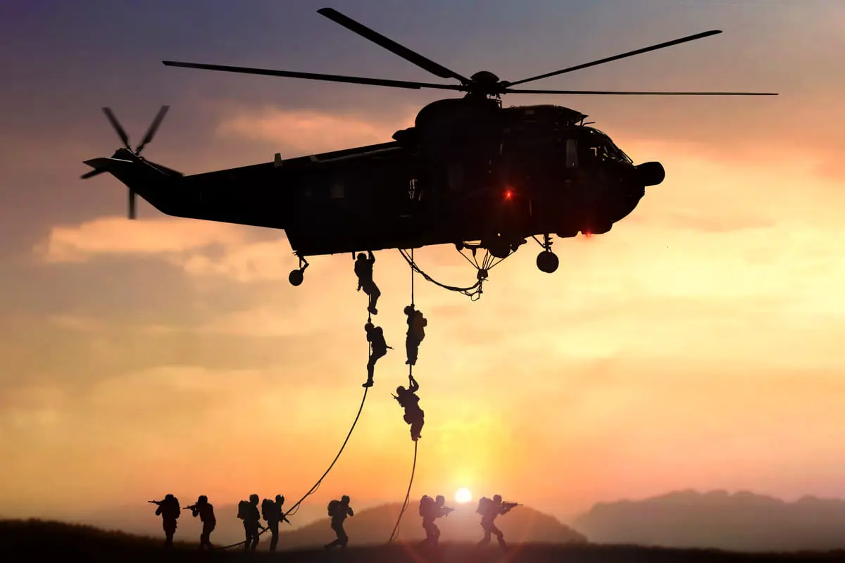 SH elicottero commando militare corde.jpg