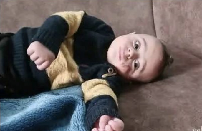 Gaza: foshnja që kaloi një natë nën rrënoja