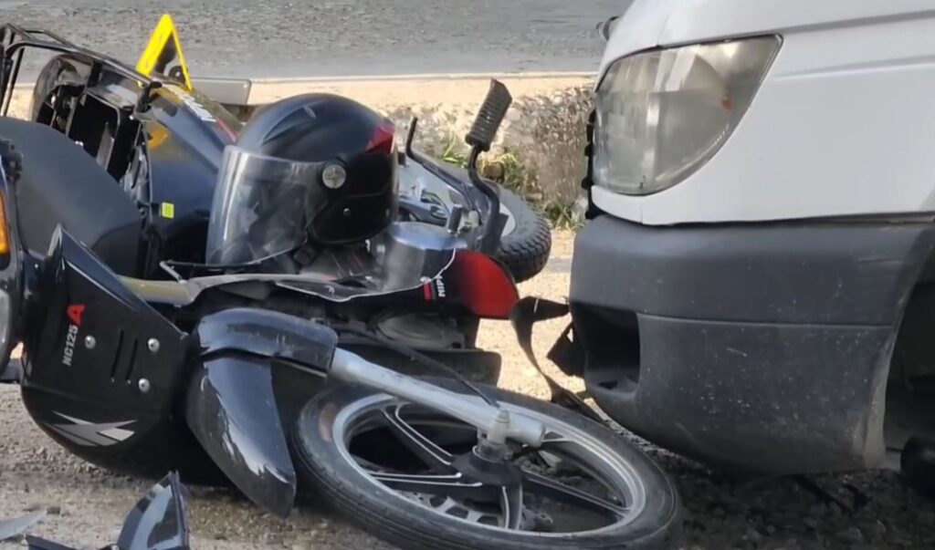 Furgoni përplaset me motorin në aksin Fier-Levan, plagoset drejtuesi i motomjetit 14 aksident2 1024x603 1