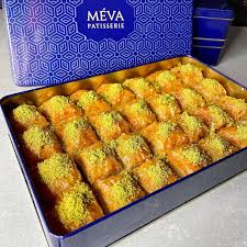 "Skandali në Pasticerinë 'Meva': Ajo që gjen qytetarja në bakllavan e Bajramit e bën të irritohet!" 2 images