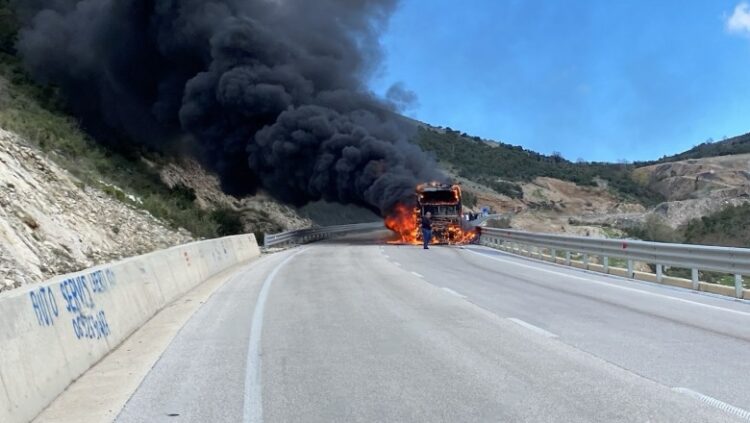 Përfshihet nga zjarri një autobus në dalje të tunelit të Kardhiqit, pasagjerët dalin të tmerruar 14 wmremove transformed 2 750x423 1