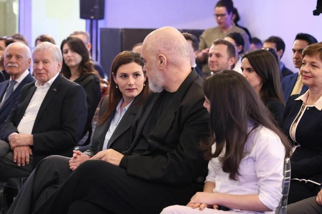 Bora e Ramës ‘shpëton’ nga memet: Tani fjalimet m’i përgatit ChatGPT (VIDEO)