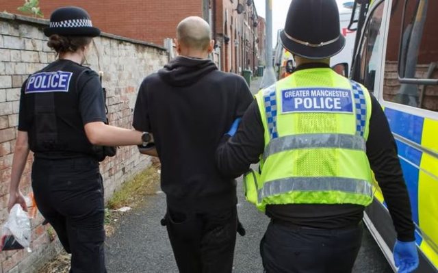 EMRAT / Katër shqiptarë arrestohen në Angli, në kërkim nga drejtësia italiane 7 640 0 900 0 policia britanike hashash 1 1746516973