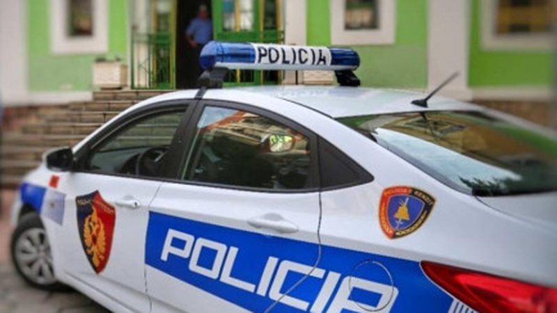 “Jam mik i tët biri”/ Mashtronte qytetarë dhe u merrte shuma parash, arrestohet 64-vjeçari 22 800 450 1715962284x800 0 policia 2 433x300 176 1