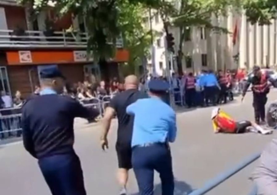 VIDEO/ Incident gjatë Giro D’Italia, qytetari hyn për të kaluar rrugën, e përplas në tokë çiklistin 13 900 0 1746891196xnew project 17 260