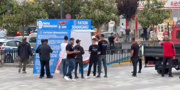 VIDEO/ Kandidati i PD në Fier, Fatjon Semanjaku, shoqërohet nga policia pas përplasjes me punonjësit bashkiakë