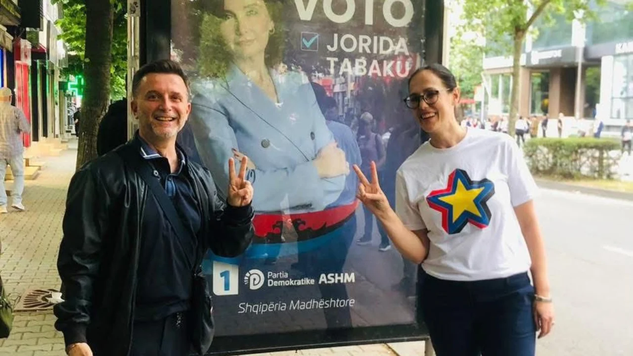 Foto-Lajm : E bujshme, socialisti Erion Braçe “kthehet” në demokrat