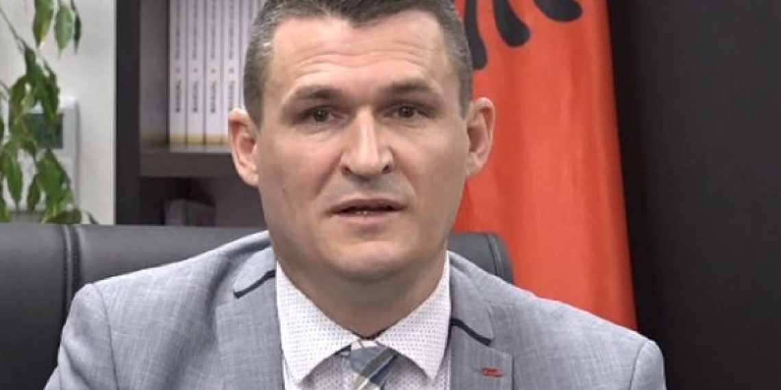 FOTOLAJM/ Altin Dumani si kurrë më parë, kreu i SPAK shijon akulloren në…