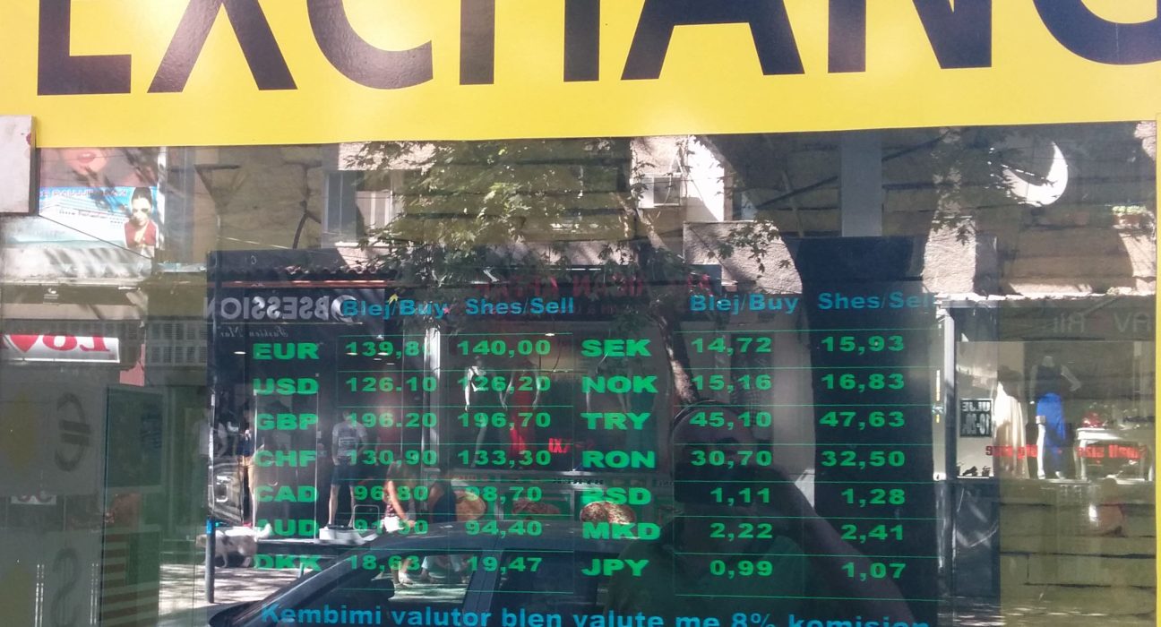 BSH kufizon këmbimin e parave në pikat valutore, nuk lejohet më shumë se 1 mln lekë 12 change 1296x700 1