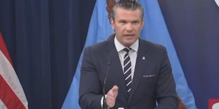 VIDEO/ Po fliste për sulmin e SHBA në Iran, Sekretari amerikan i Mbrojtjes ‘ngatërron’ Teheranin me Tiranën 16 1750675186 ussecretary 750x375 1