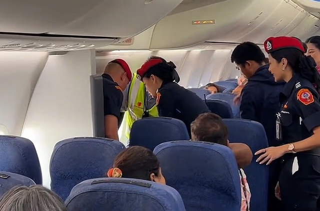 Incidenti i pazakontë/ Pasagjeri mbipeshë nxirret zvarrë nga avioni pasi kërkoi ulëse më të gjerë (VIDEO)