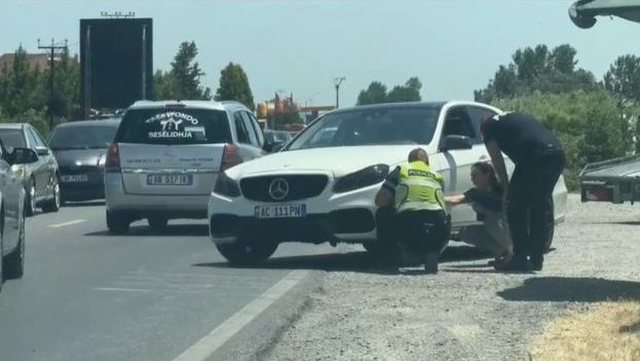 I riu theu postbllokun , policia qëllon me armë drejt tij 22 640 0 1751111792xcapturejpg 385
