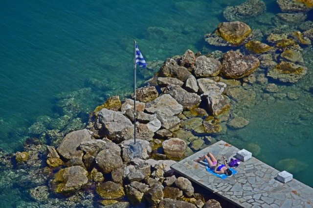38-vjeçari del nga deti i zhveshur dhe tenton të përdhunojë turisten, ajo shpëton falë… kremit të diellit
