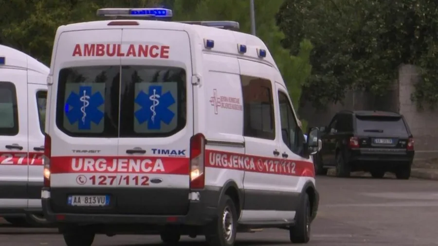 Plagoset 15-vjeçari në Tiranë! U qëllua me armë zjarri në një piceri, më pas… 6 900 0 800 450 1684242847xambulance 2 938 sd