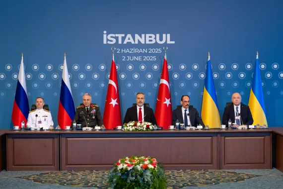 Bisedimet në Stamboll përfundojnë, Zelensky thotë se Kievi dhe Moska do të diskutojnë shkëmbimin e të burgosurve të luftës 4 AA 20250602 38161979 38161977 TURKIYERUSSIAUKRAINE TRILATERAL MEETING IN ISTANBUL 1748867655 1