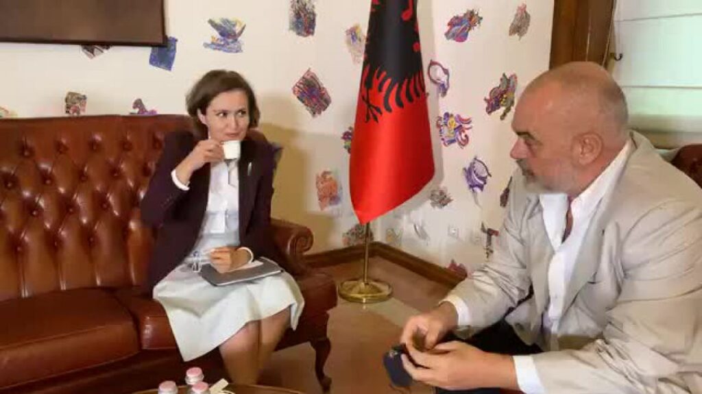 Pasi e “ndriti” me Arsimin në Shqipëri, ish-ministrja e Ramës kërkon që të drejtojë Prishtinën 7 Besa Shahini kafe Rama 1024x575 1