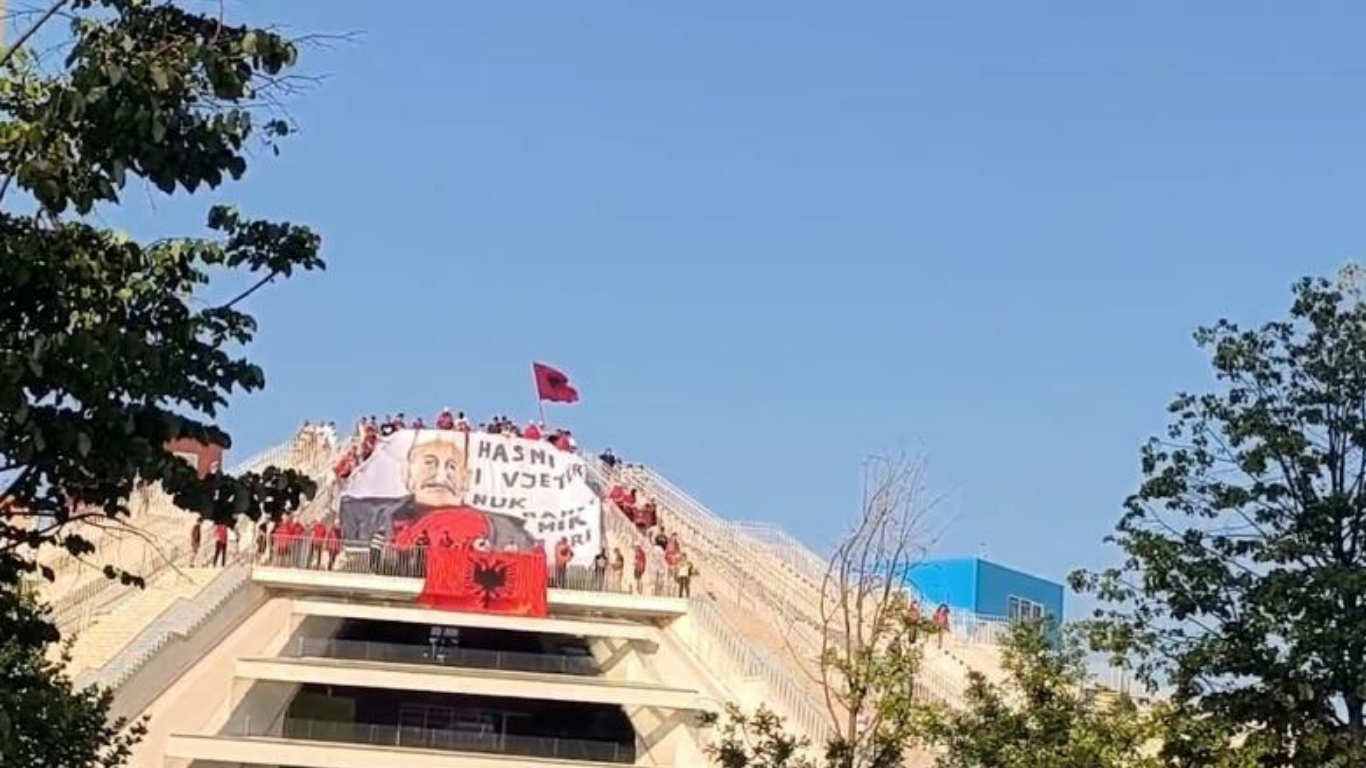 “Hasmi i vjetër nuk bëhet mik i ri"/ Tifozët “veshin” Tiranën kuqezi para ndeshjes me Serbinë 20 Progetto senza titolo 20