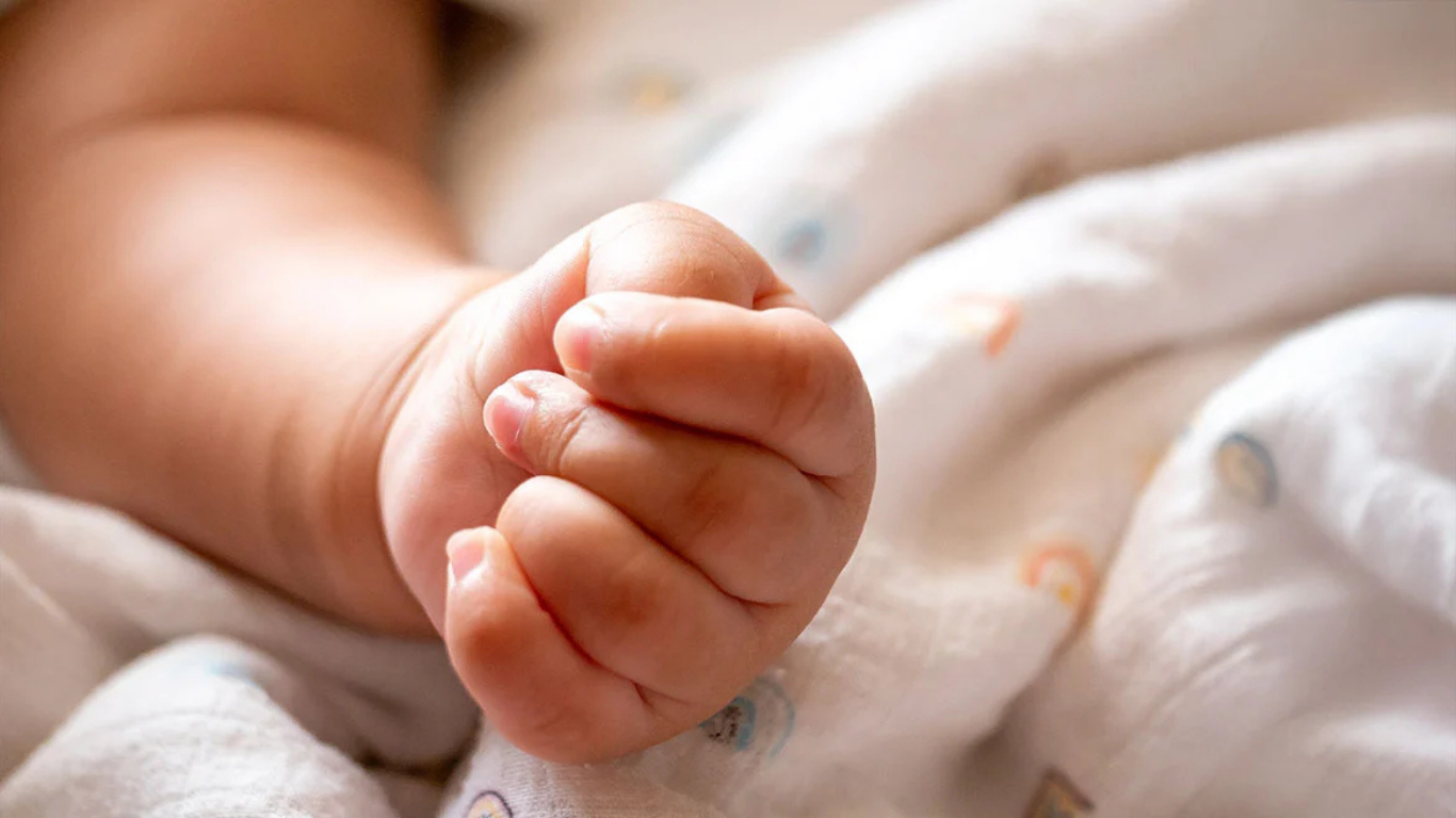 Nëna shqiptare e foshnjës së ndjerë në Paros shtrohet në spital psikiatrik – Lihet e lirë me kushte të veçanta shëndetësore 16 Progetto senza titolo 31