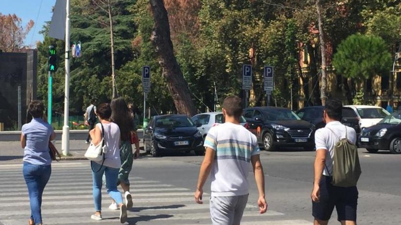 Të rinjtë presin që t’i gjejë puna! Shtohet numri i “dembelëve", teksa ekonomia vuan për punëtorë 24 Rinia sd