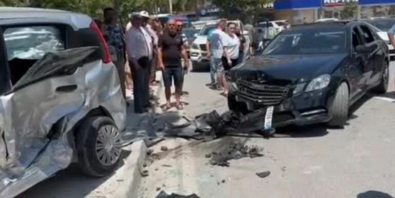 Aksident si skenë filmash/ "Çmendet" shoferi me Benz në Vlorë, godet disa herë Fiat-in derisa e nxjerr nga rruga... 5 aksident Vlore2 770x386 1