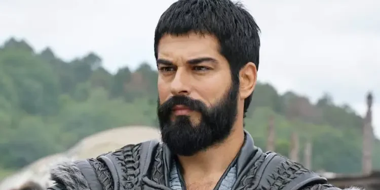 Foto/ Ylli i serialeve turke, Burak Ozçivit, në pushime në Shqipëri