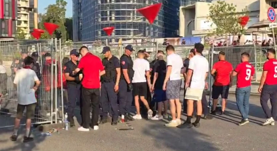 Nën masa të rrepta sigurie, tifozët shqiptarë fillojnë të “mbushin” stadiumin për ndeshjen me Serbinë 19 uuuu 1