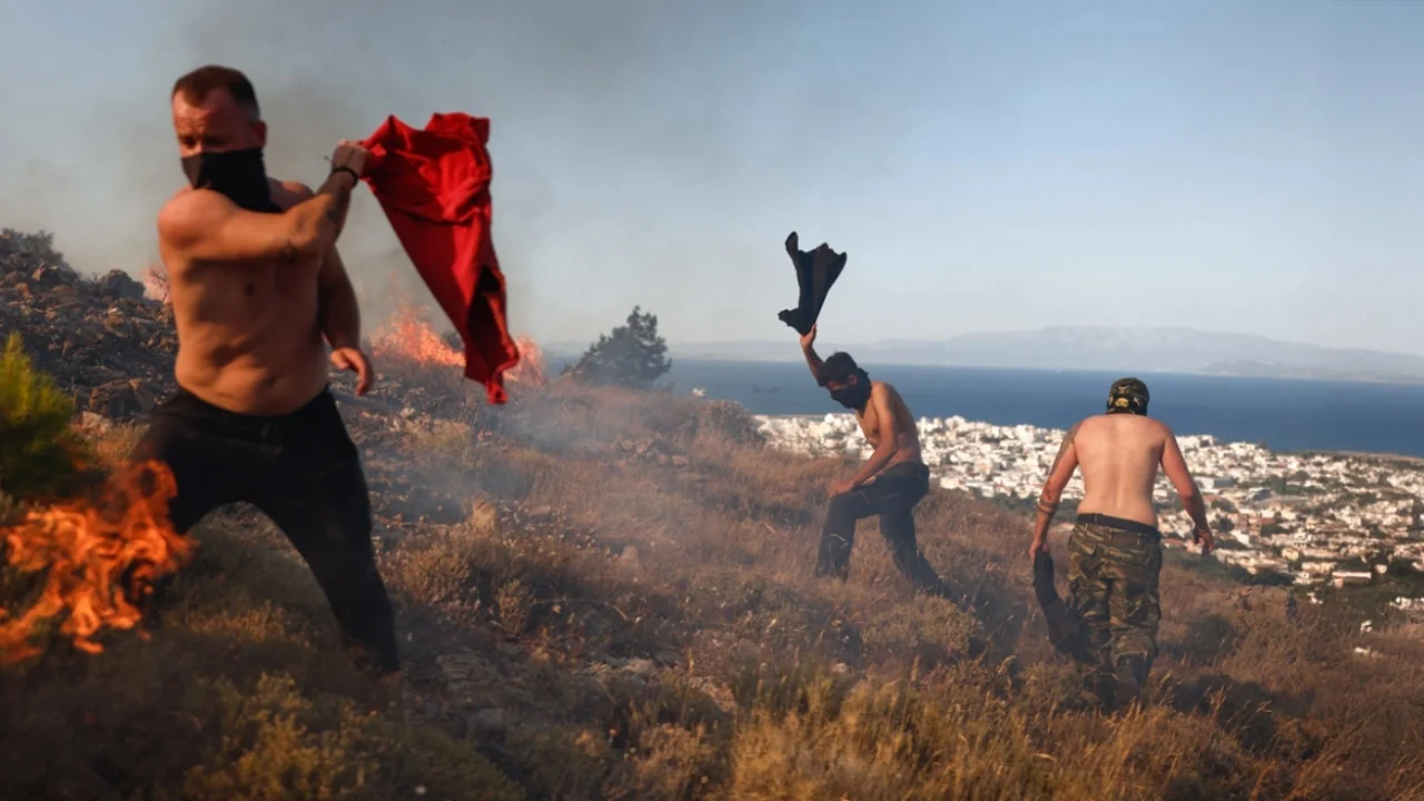 VIDEO/Dhjetëra shtëpi të shkrumbuara nga flakët në Greqi! Zjarri del nga kontrolli, autoritetet e mbrojtjes civile paralajmërojnë…