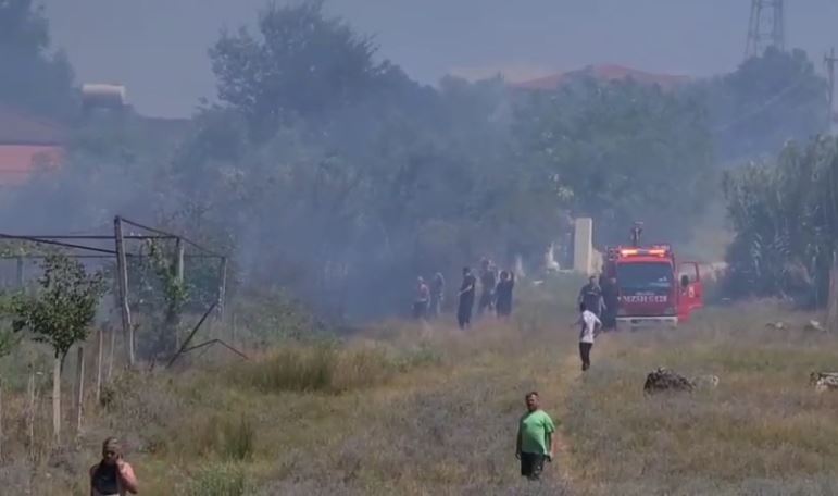 Berat: Zjarr në Kuçovë, rrezikohen 5 puse nafte dhe disa banesa 4 zjarr ne pusin e naftes Kucove 1