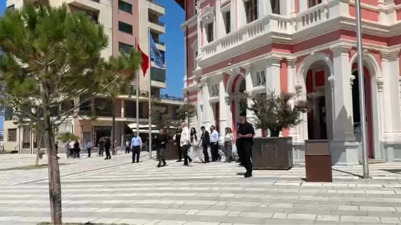 "Nga ky moment, të gjithë jeni të shkarkuar!"/ Rama "i prerë" në Vlorë, zbardhet MESAZHI gjatë mbledhjes me dyer të mbyllura 27 0 2025 07 03T135200