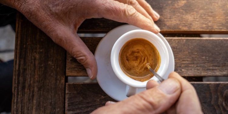 A është e sigurt të pini kafe gjatë verës