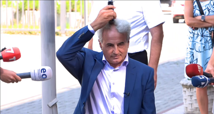 Dështimet e Kuvendit, avokati pret flokët në shenjë proteste