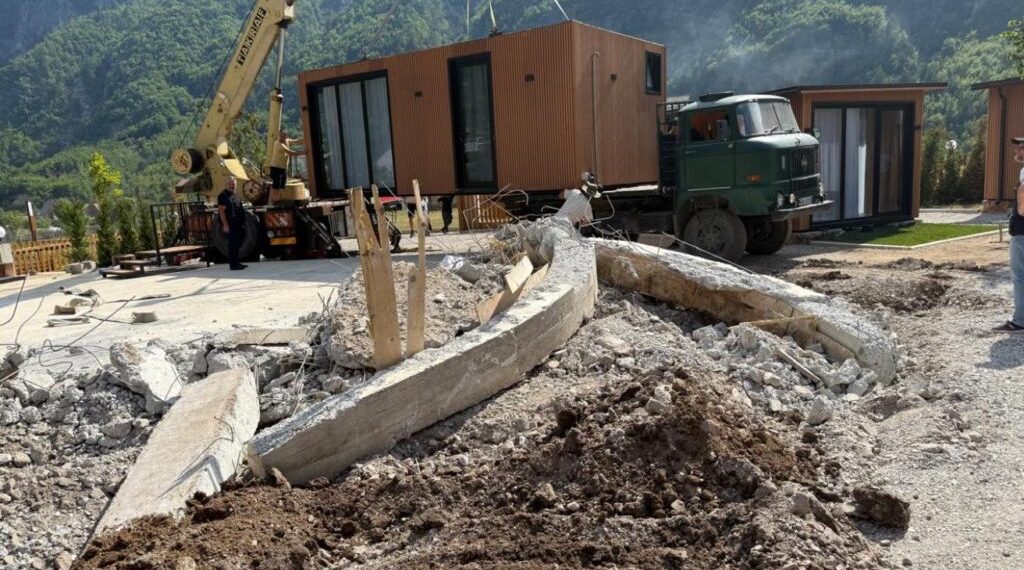 Kush i ka 10 kapanonet që ia “rrëmbeu” Rama? E moshuara: Shita bagëtitë për t’i vendosur! 4 517977372 1285647442930914 4012529238260497524 n 1 1024x744 1 1024x570 1