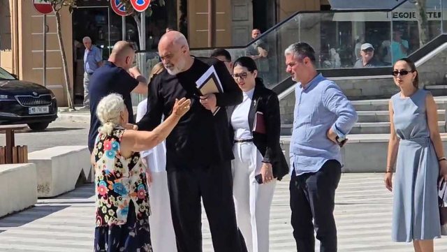 Flet 82 vjeçarja që u shty nga bodyguardët e Ramës: Unë doja të takoja Kryeminstrin, bërtita “Rama të dua”! 20 640 0 8x603 1 1751896069