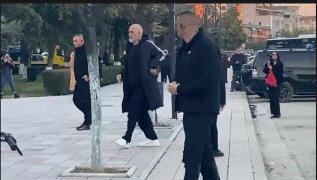 Edi Rama shkarkon nga detyra drejtorët në Bashkinë e Fierit: Duhet të hapet rruga për ata që dinë të punojnë... 14 640 0 ee79fec99fb986e7473b39b8d386650e