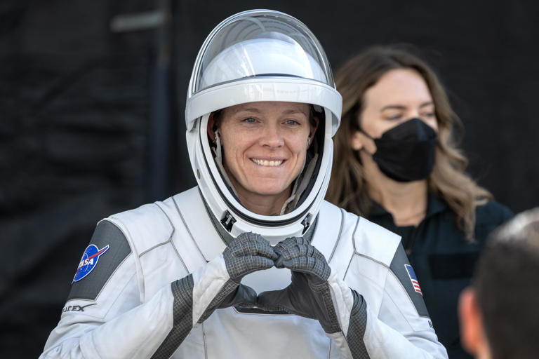 Spektër i Rrallë i Kuq mbi Tokë: Astronautja Nichole Ayers Fotografon Një “Red Sprite” nga Hapësira