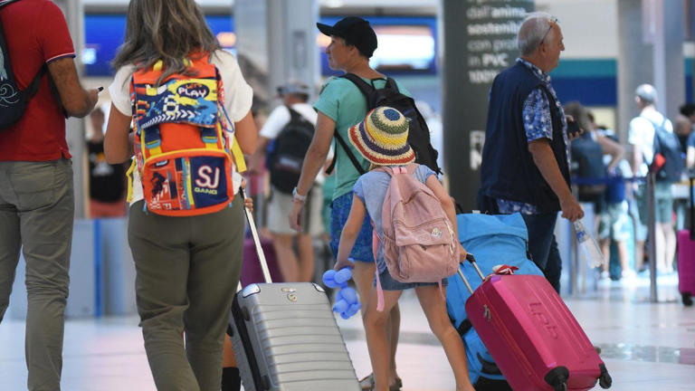 Lëngjet si pijet dhe parfumet në bagazhet e dorës në aeroplan: Ndryshon ligji, ja rregullat e reja